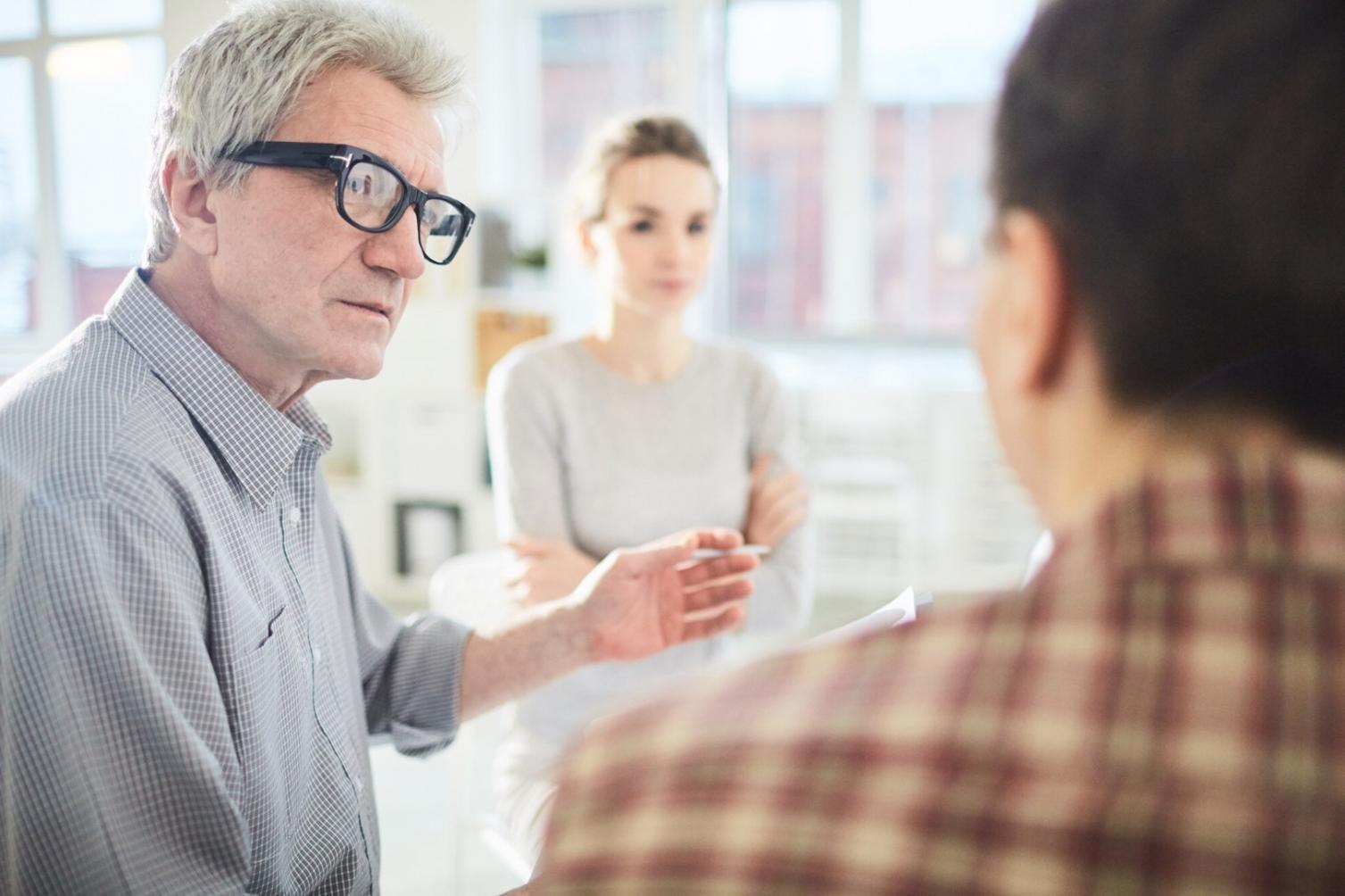 Finanzplanung Arbeitsplatz mit Dokumenten und Taschenrechner